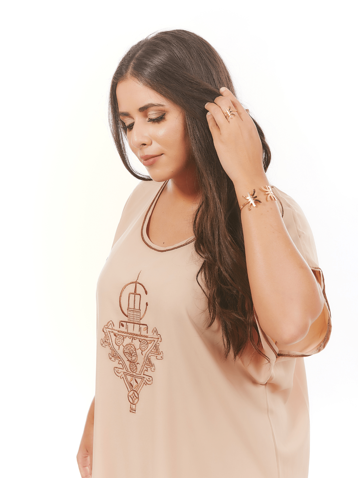 Robe d’hôtesse courte Sahara brodée fibule berbère