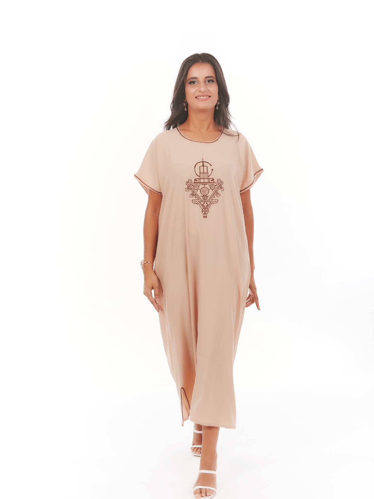 Robe d’hôtesse longue Sahara brodée fibule berbère