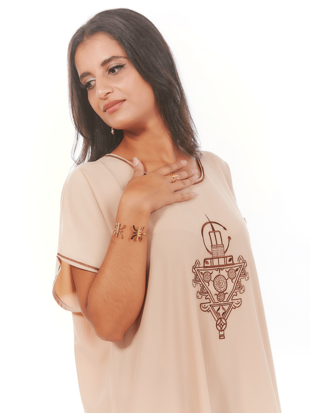 Robe d’hôtesse longue Sahara brodée fibule berbère