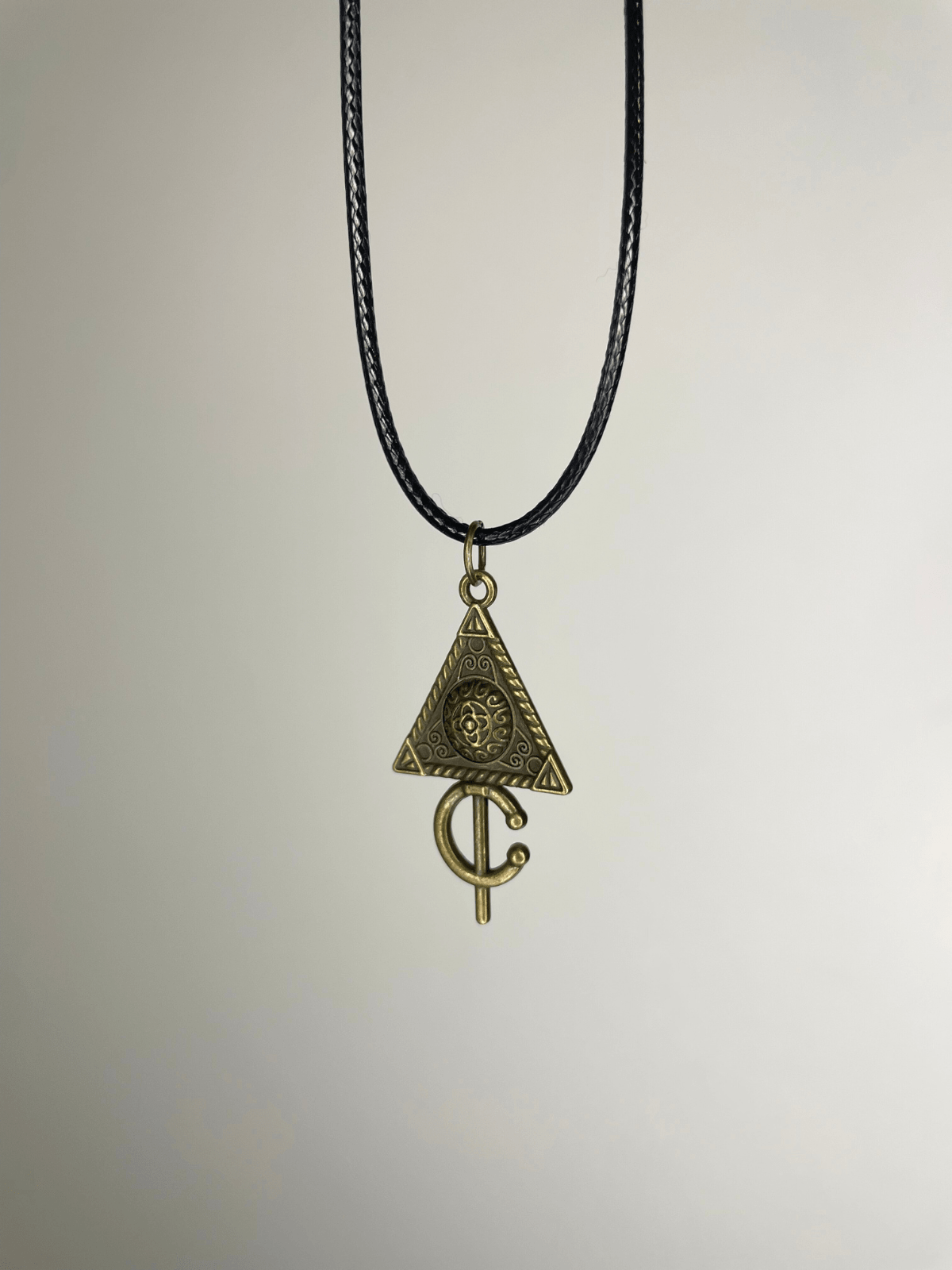 Collier Afzim en cuir tressé à fibule berbère