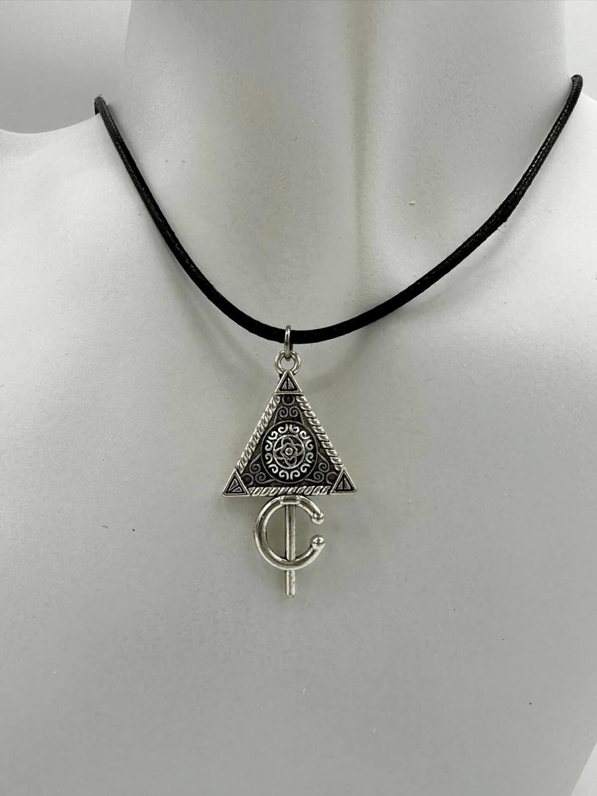 Collier Afzim en cuir tressé à fibule berbère