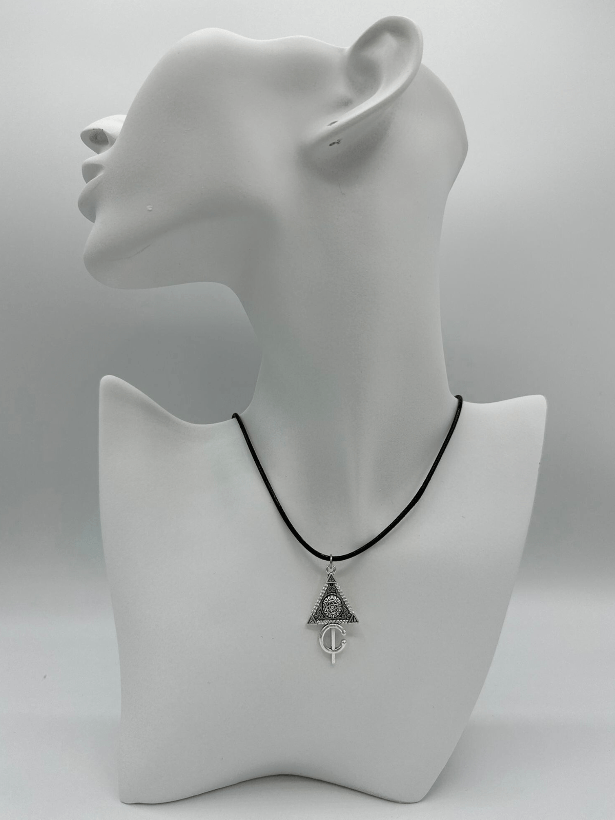 Collier Afzim en cuir tressé à fibule berbère