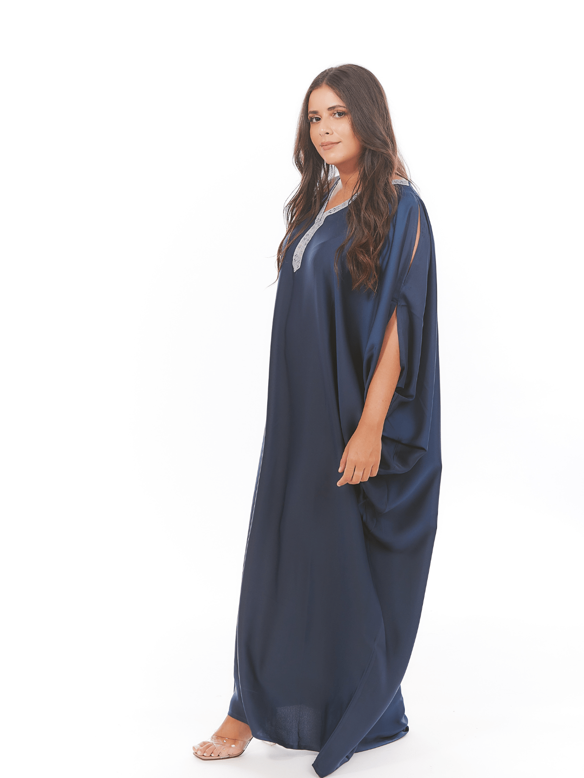 Robe d'hôtesse Amira à manches papillon épaules fendues