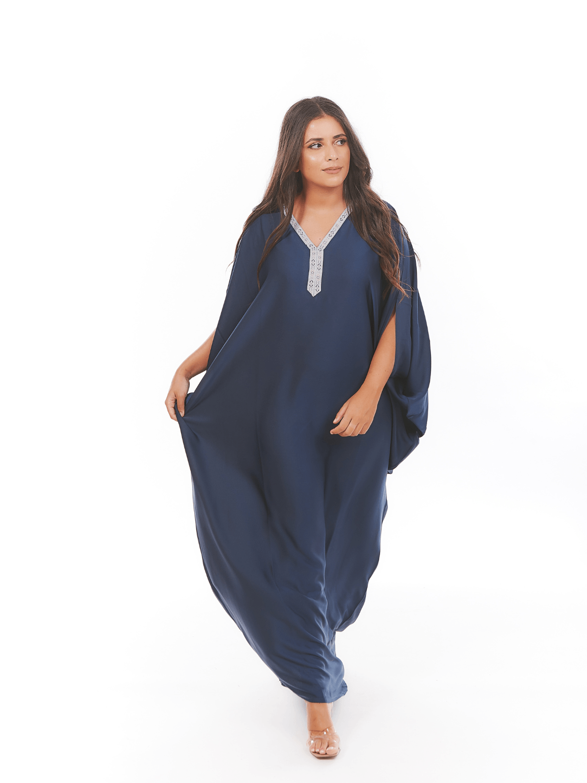 Robe d'hôtesse Amira à manches papillon épaules fendues