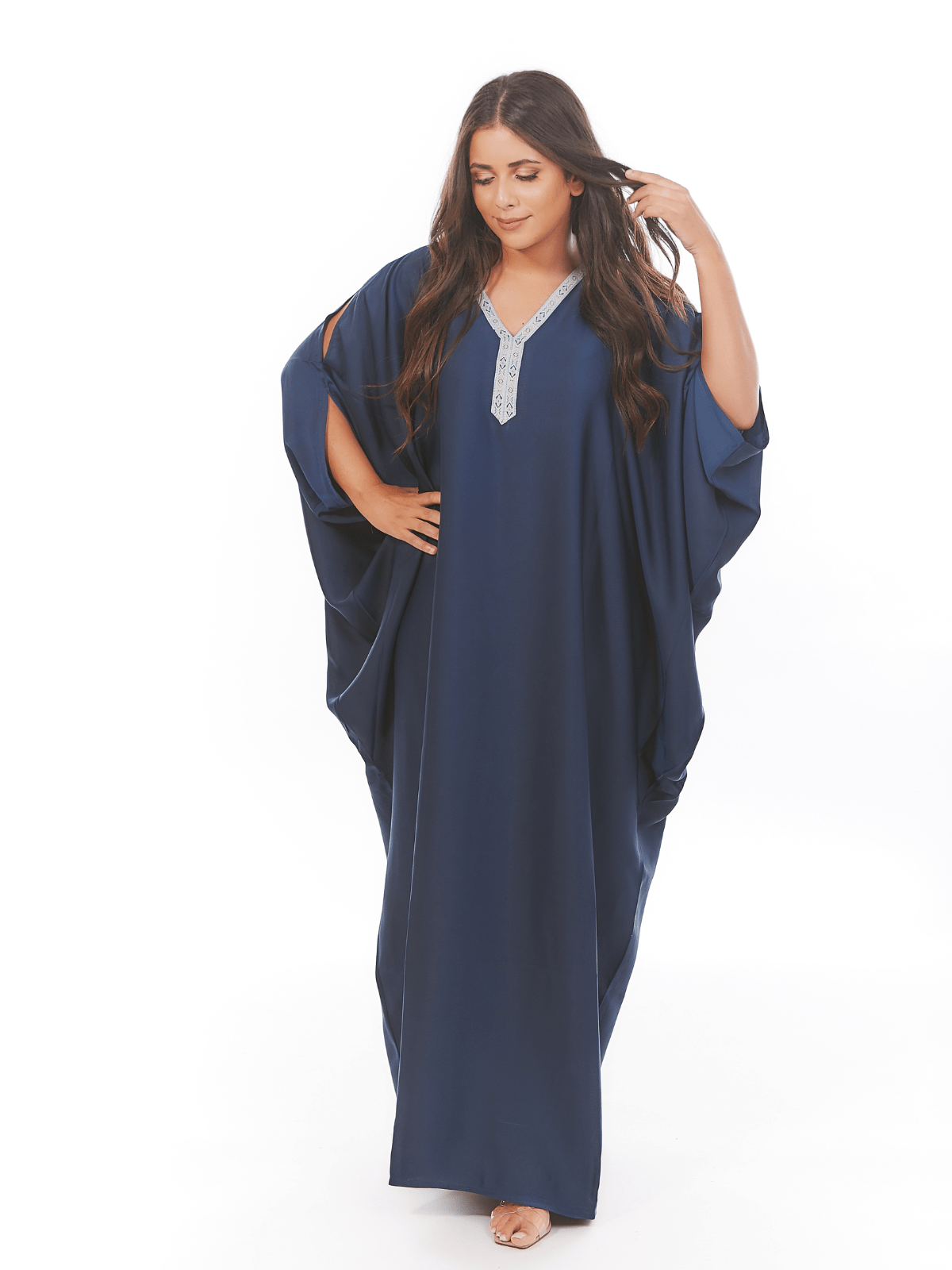 Robe d'hôtesse Amira à manches papillon épaules fendues