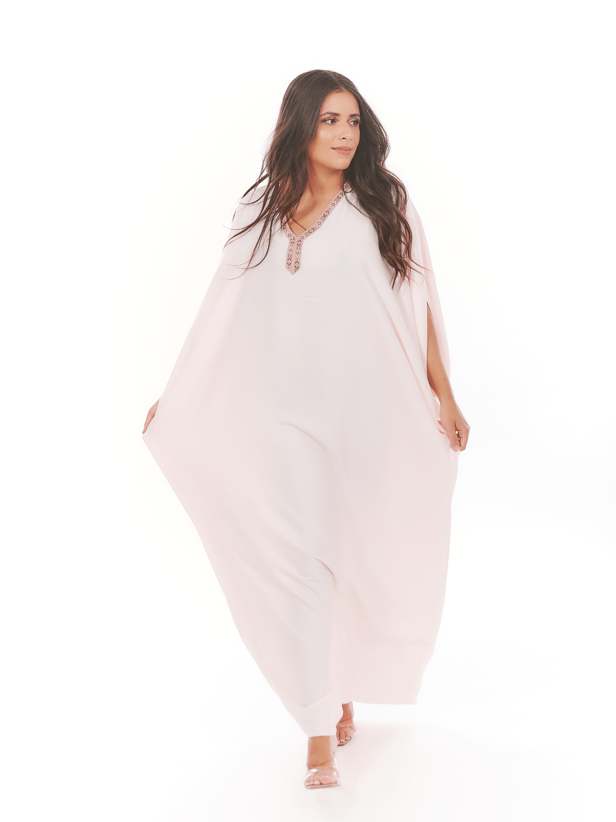 Robe d'hôtesse Amira à manches papillon épaules fendues