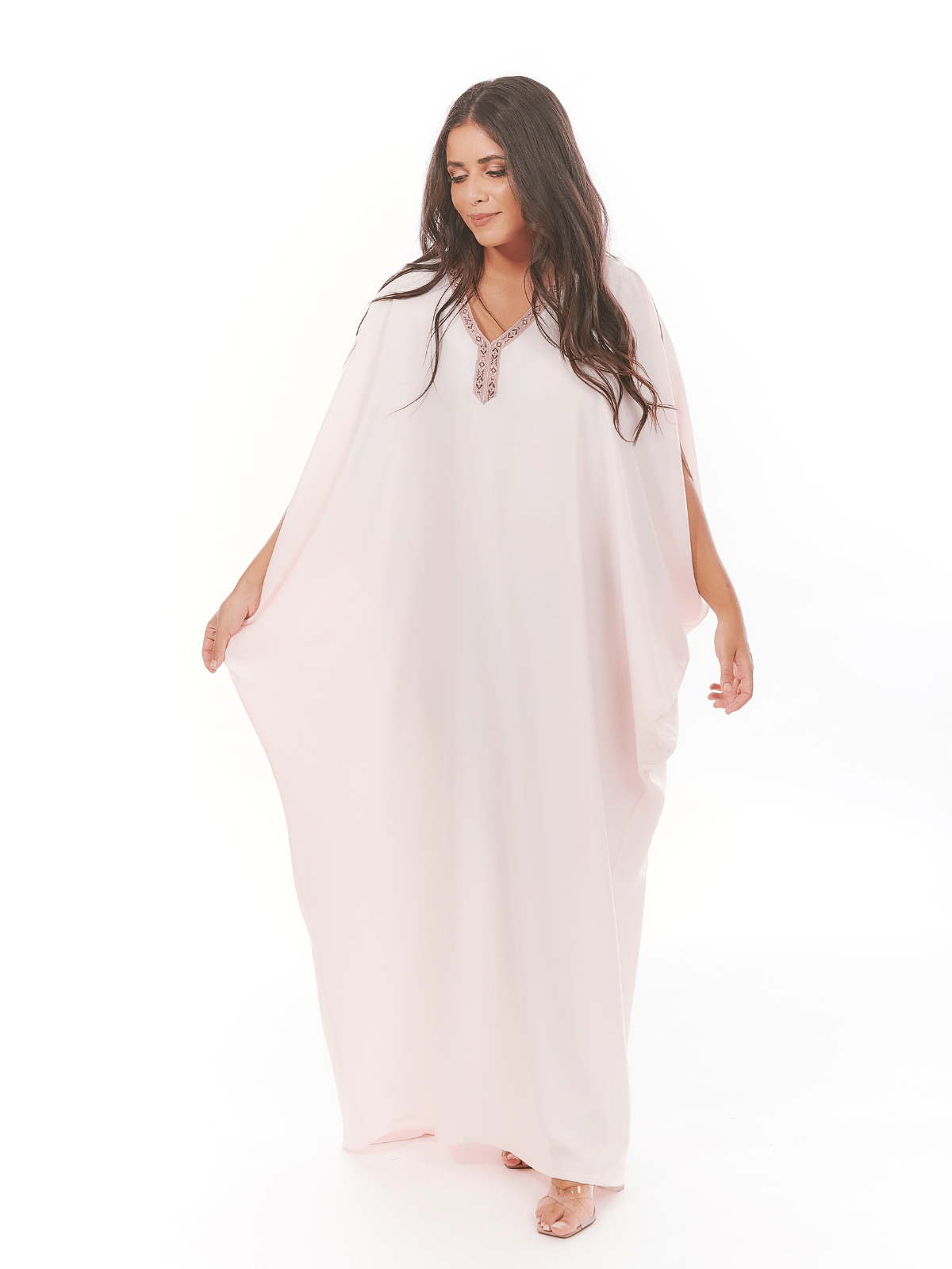 Robe d'hôtesse Amira à manches papillon épaules fendues