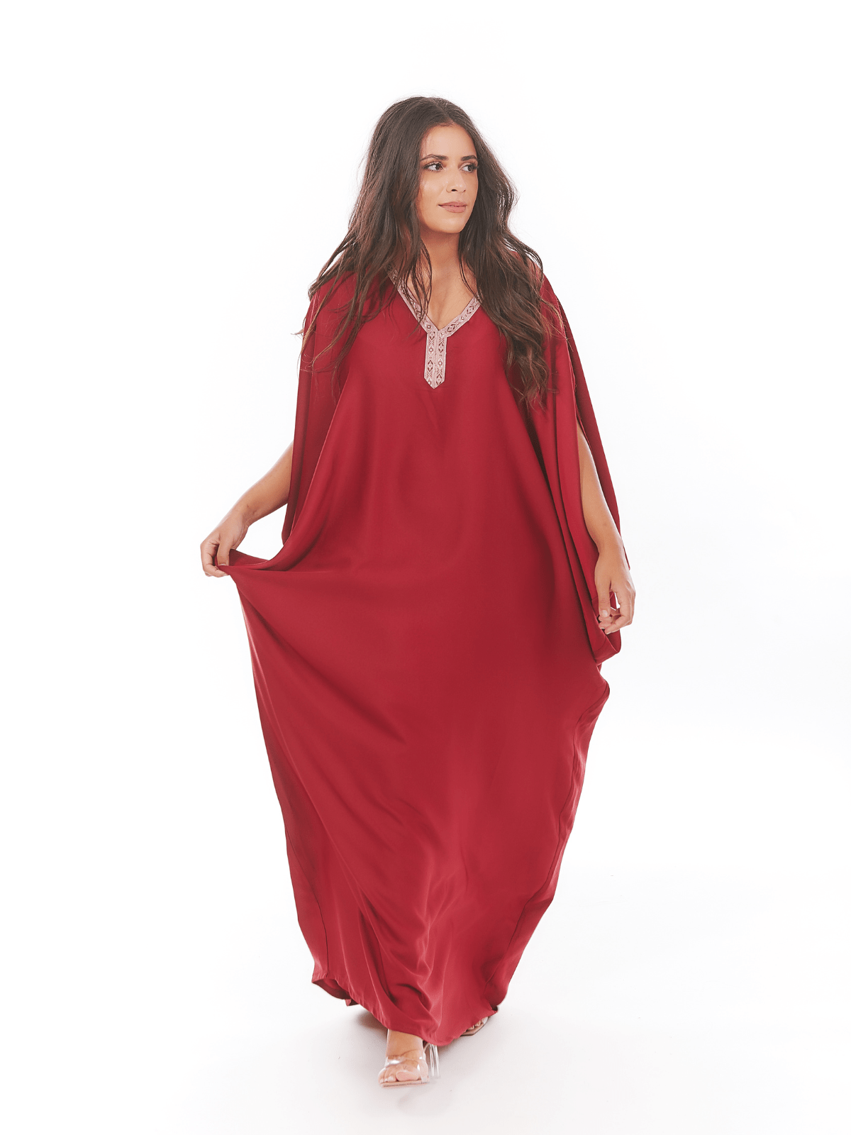 Robe d'hôtesse Amira à manches papillon épaules fendues