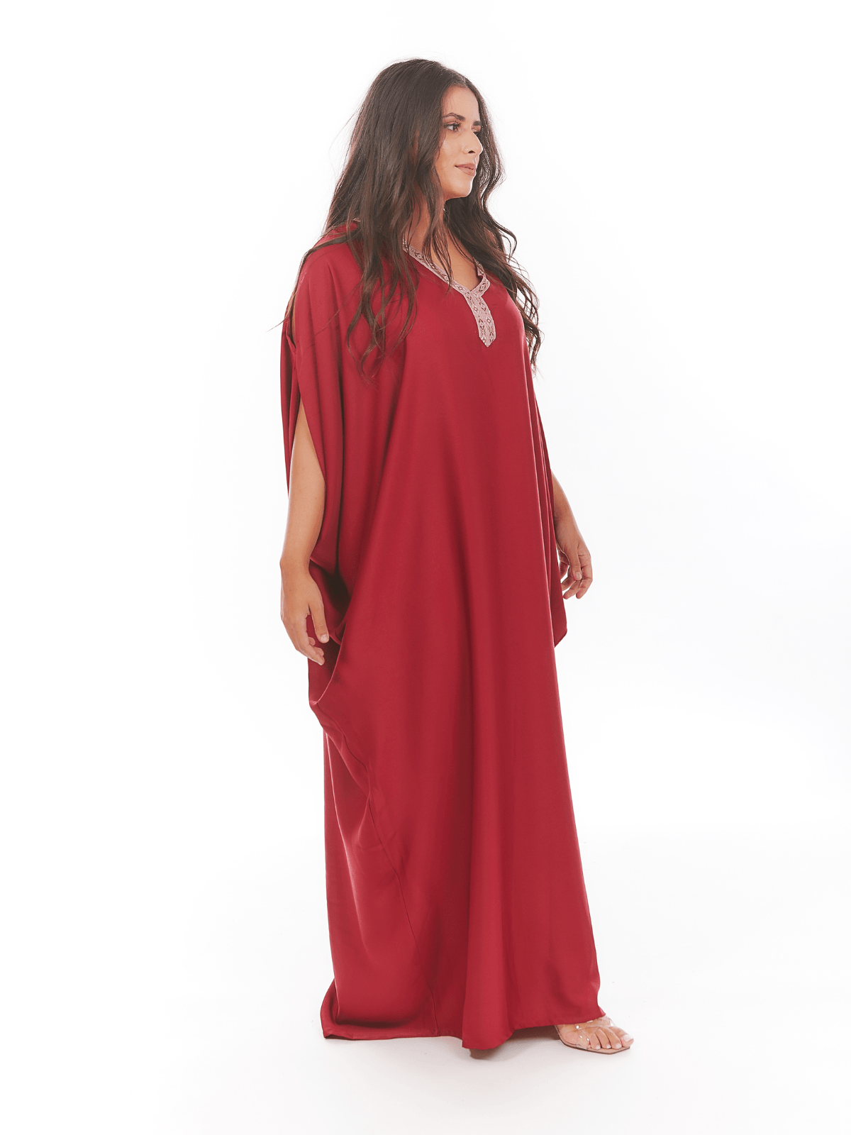 Robe d'hôtesse Amira à manches papillon épaules fendues