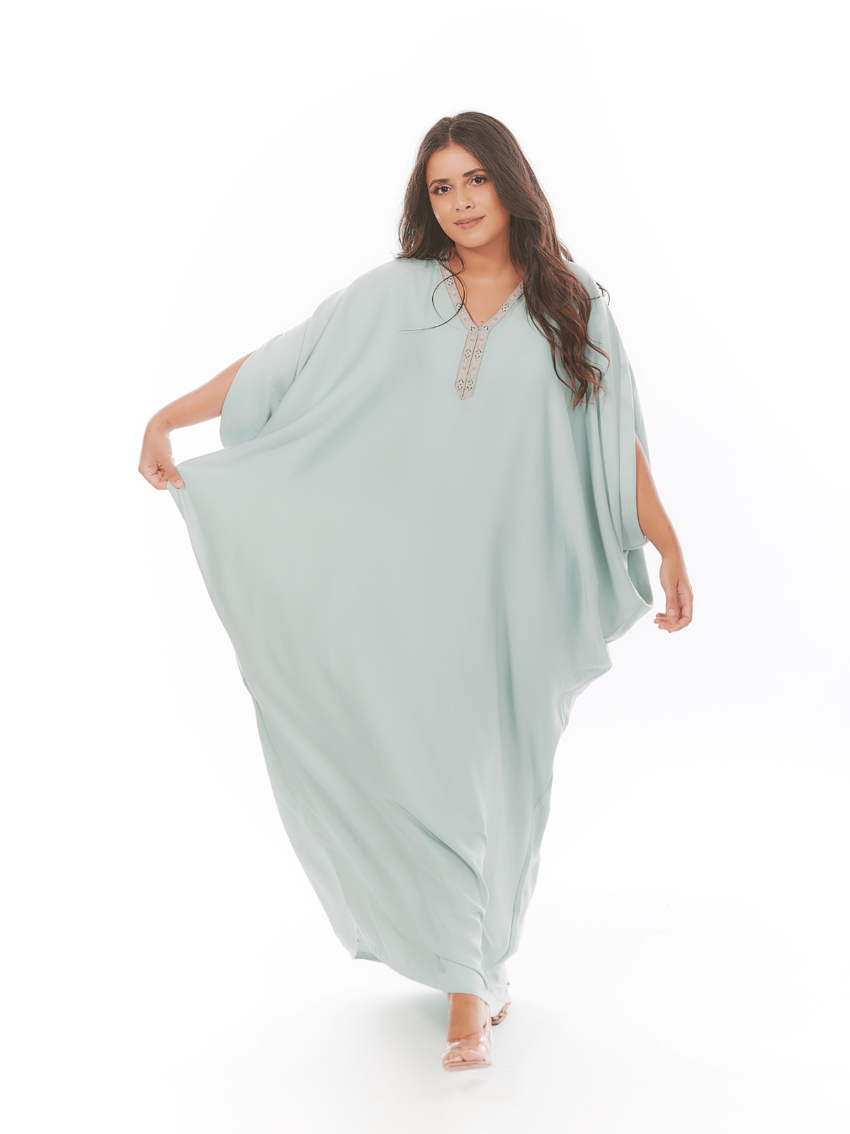 Robe d'hôtesse Amira à manches papillon épaules fendues