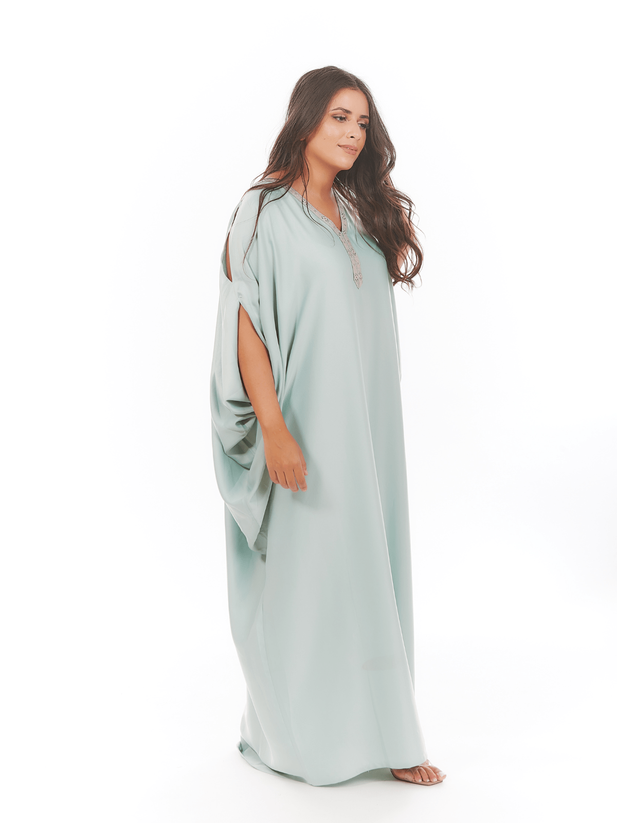 Robe d'hôtesse Amira à manches papillon épaules fendues
