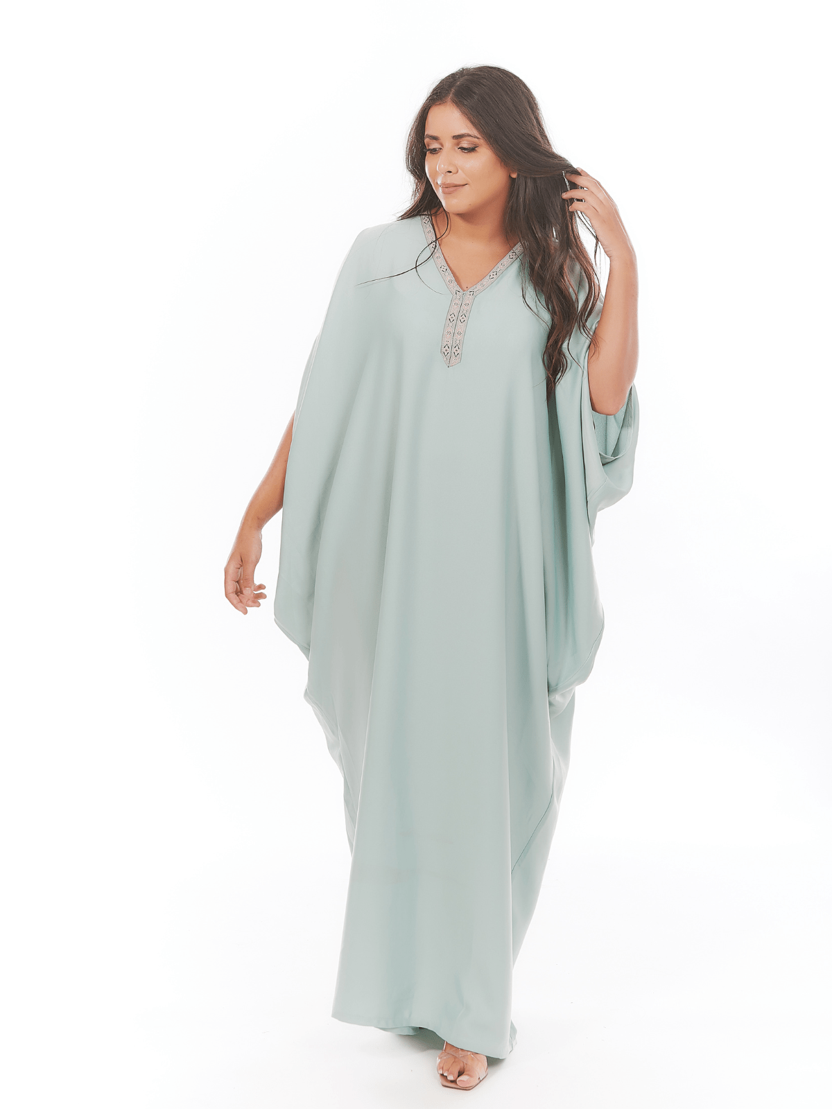 Robe d'hôtesse Amira à manches papillon épaules fendues
