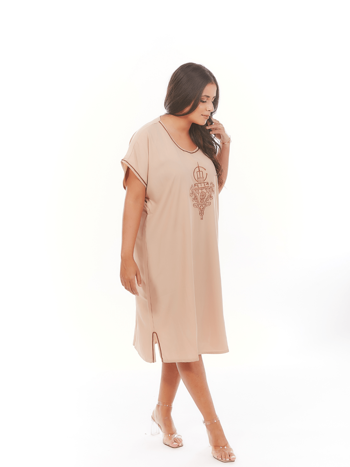 Robe d’hôtesse courte Sahara brodée fibule berbère