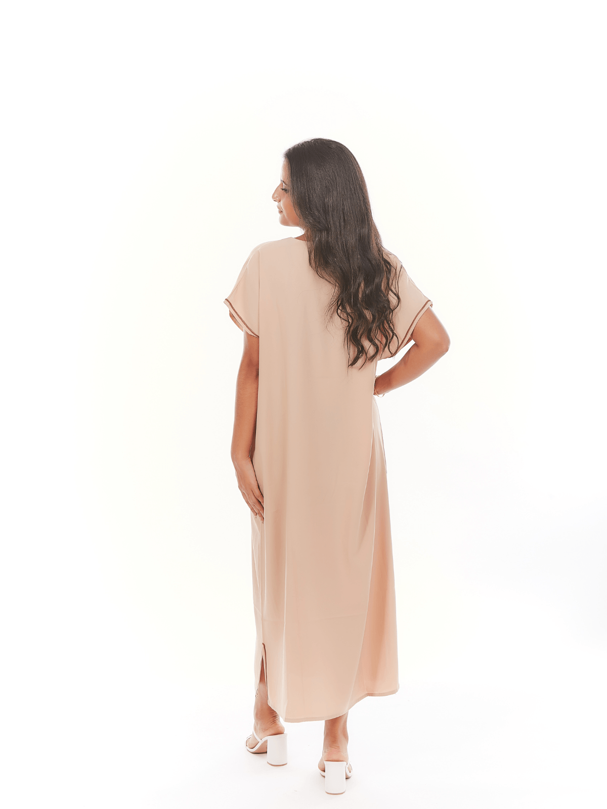 Robe d’hôtesse longue Sahara brodée fibule berbère