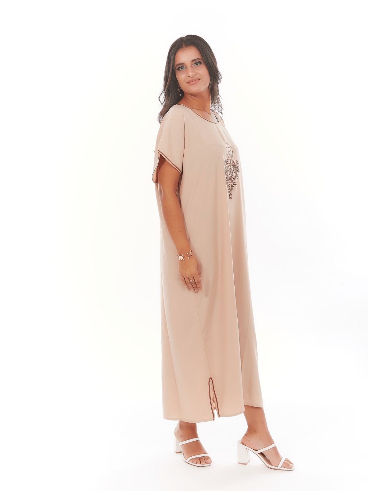 Robe d’hôtesse longue Sahara brodée fibule berbère